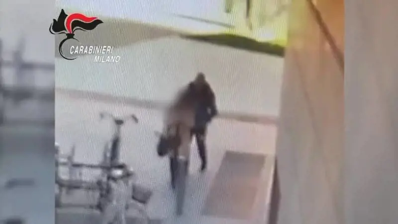 Milano, accoltellata in piazza Gae Aulenti: il video dell'aggressione