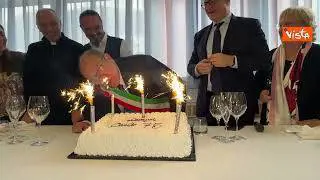 Verdone "sindaco" spegne le candeline al centro anziani: Sono astemio, ma brindo insieme a voi