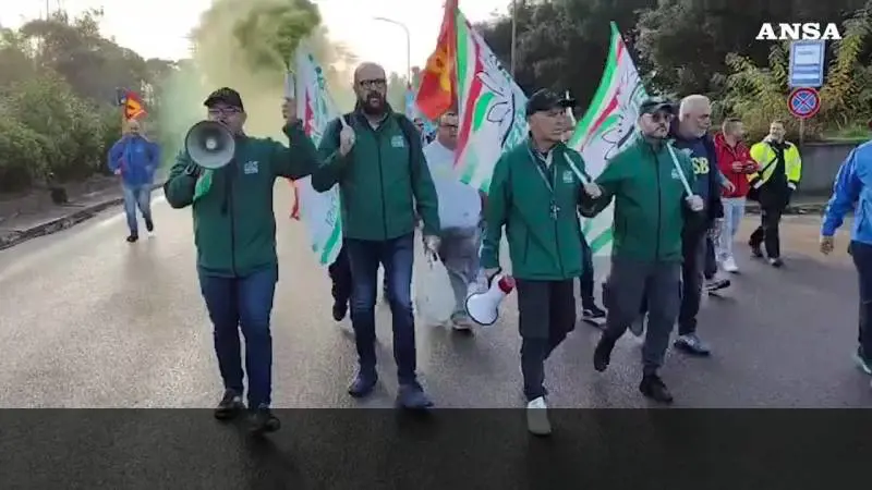 Ex Ilva, a Taranto fabbrica occupata e blocchi stradali: le immagini