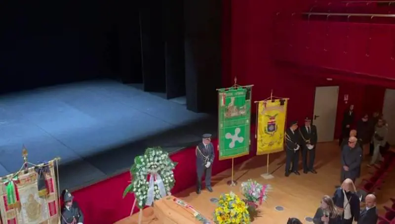 L’ultimo saluto a Ornella Vanoni: la lunga fila al Piccolo Teatro di Milano