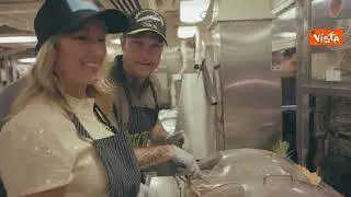 Segretario alla guerra Pete Hegseth con la moglie serve la cena del Ringraziamento alle truppe Usa