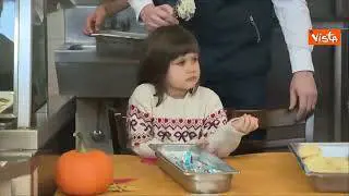 Il vice Presidente Usa Jd Vance con la famiglia serve cena Ringraziamento a truppe Fort Campbell