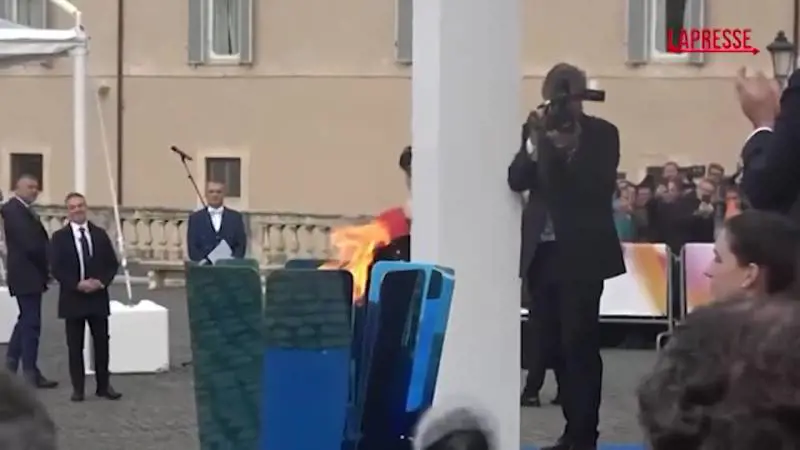 Milano-Cortina 2026, Mattarella accende il braciere celebrativo
