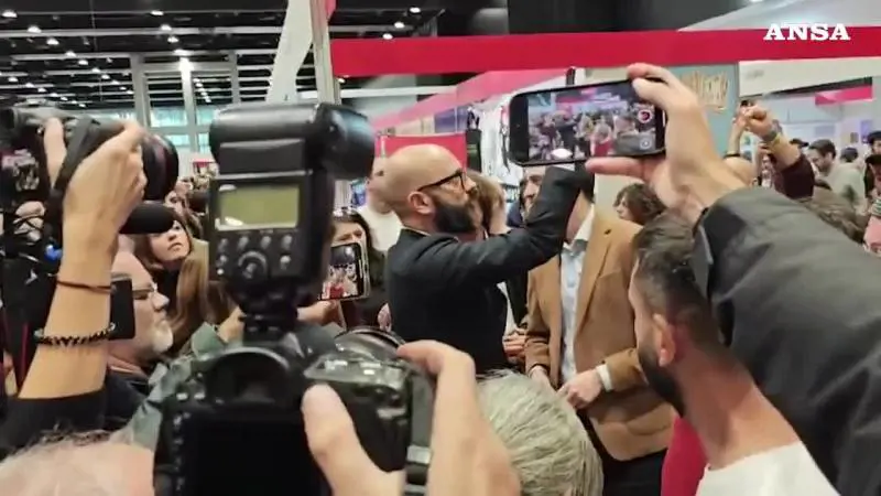 Stand oscurati e Bella Ciao, la protesta a Più Libri