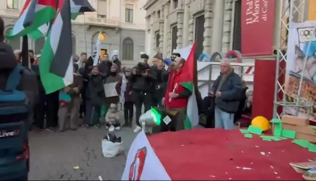 Cori contro il governo in piazza Scala
