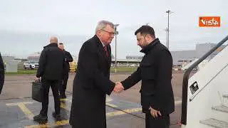 Volodymyr Zelensky atterra in Inghilterra per l'incontro con Starmer