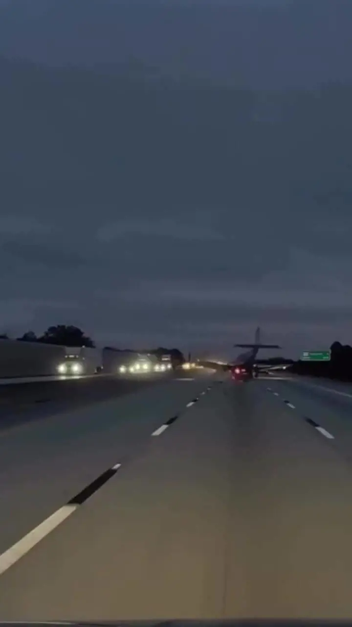 L'aereo in avaria impatta su un veicolo in autostrada