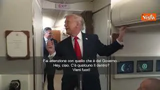 Trump bussa alla porta del bagno sull'Air Force One: "C’è qualcuno lì dentro? Vieni fuori"