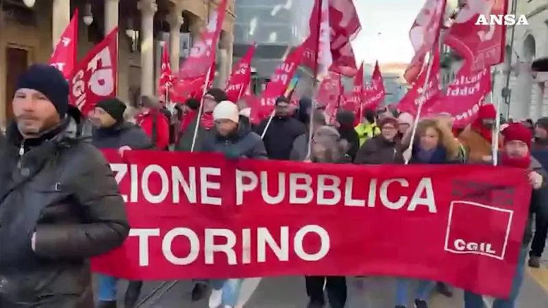 Sciopero generale, il corteo della Cgil a Torino: le immagini