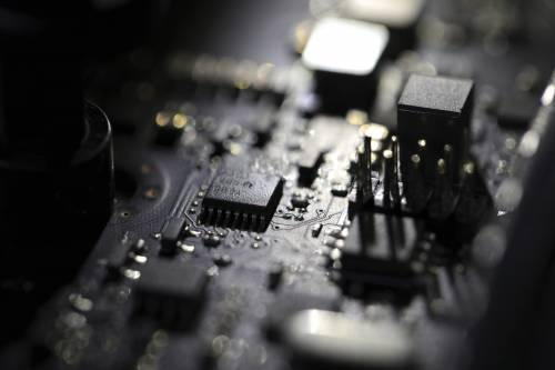 Gli effetti globali della crisi dei chip su industria e consumi