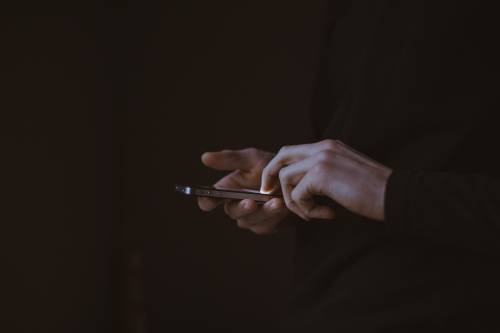 "Il tuo pacco sta arrivando, seguilo qui". L'ultima truffa via sms