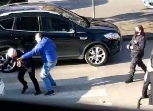 "Ma chi ti conosce? Io ti ammazzo". Pesta il vigile che lo ha multato