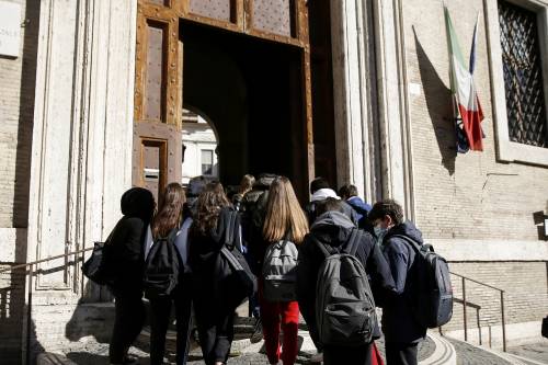 "Si è appoggiato a me...", l'orrore del bidello sulla studentessa