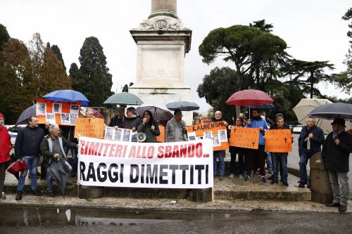 A Roma cimiteri pieni. E chi si lamenta può finire pure denunciato