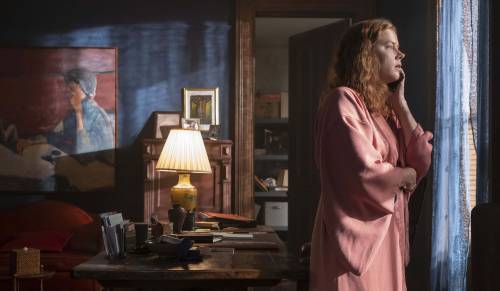 “La donna alla finestra”, film alla Hitchcock, spreca un cast stellare