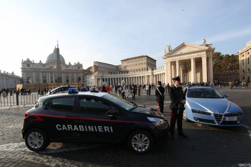 Litiga con la compagna incinta di due mesi e le dà fuoco con l'alcol