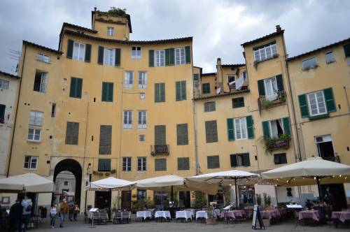 Weekend a Lucca: passeggiata sulle mura, dove mangiare e un po’ di vintage