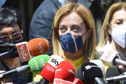 La Meloni scettica aspetta gli sviluppi "Non credo nelle fusioni a freddo"