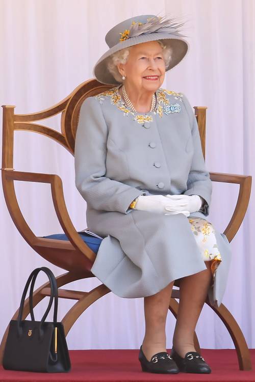 La "sfilata" senza Filippo: quel dettaglio nell'abito della Regina