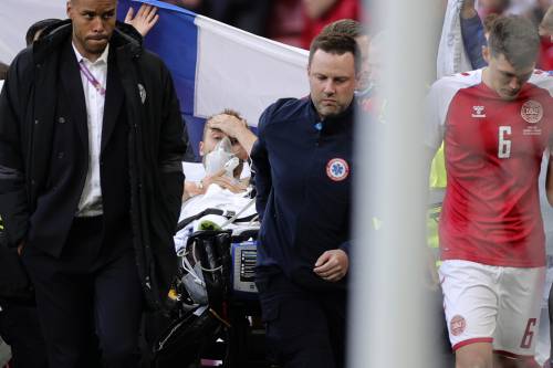 Paura agli Europei: Eriksen ha un arresto cardiaco. "Ora è sveglio". Riprende la partita