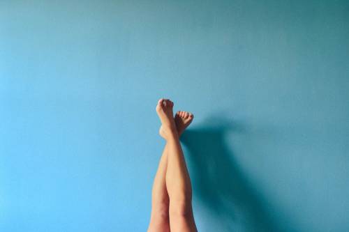 Gambe gonfie? Ecco i rimedi naturali