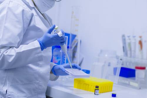 Lo scontro sulla radiazione, la mossa del medico No Vax