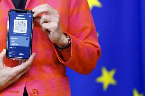 Draghi firma l'ok per il green pass: come ottenerlo, chi controlla e a cosa serve