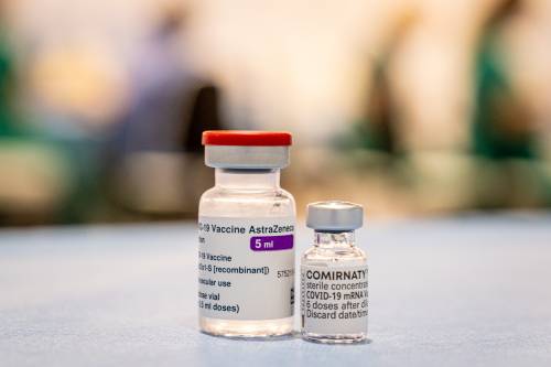 AstraZeneca invece di Pfizer a due giovani: "È un incubo"