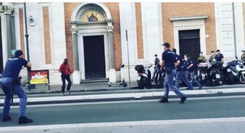 Spara al ghanese armato per bloccarlo: indagato il poliziotto