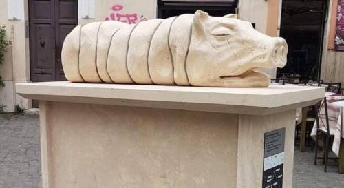 Un monumento alla porchetta deturpa Roma