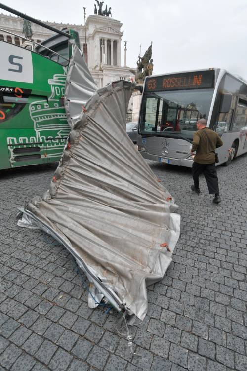 Maltempo a Roma, autobus turistico scoperchiato dal vento