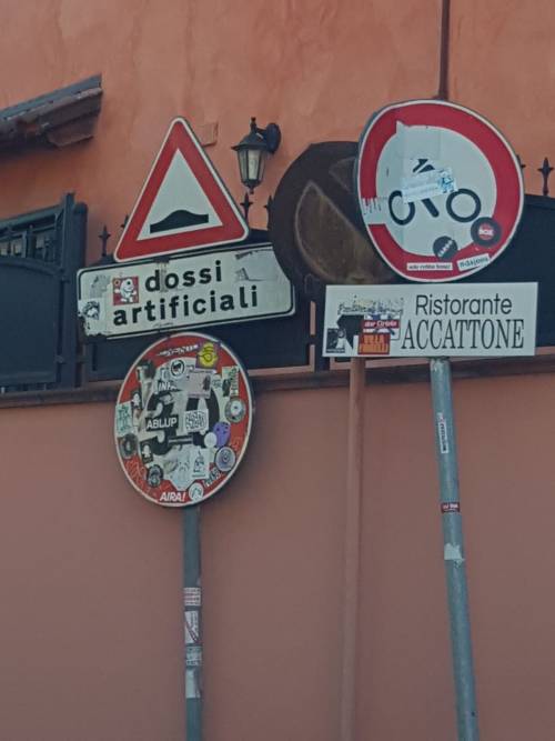 A Roma la segnaletica stradale cade a pezzi