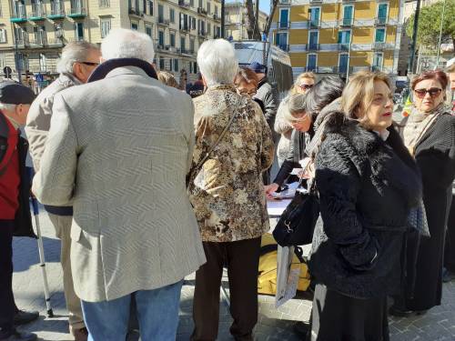 Napoli, cittadini in strada per denunciare le promesse non mantenute dal sindaco