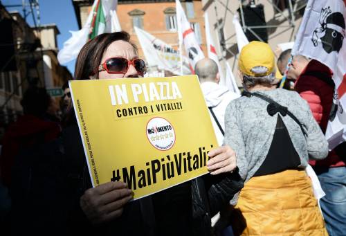 La piazza M5S contro i vitalizi
