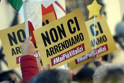 La guerra ai vitalizi danneggia il ceto medio