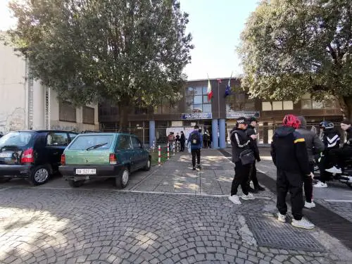 Studenti intossicati dai roghi di rifiuti, una discarica vicino alla scuola