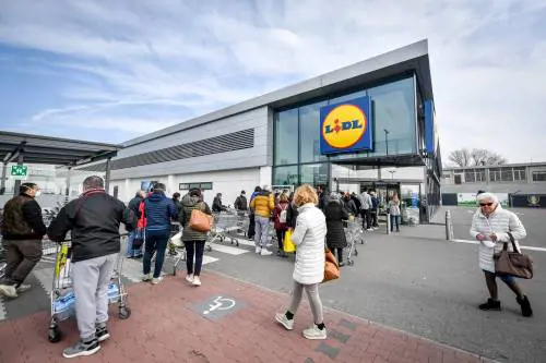 Code al supermercato nella zona rossa colpita dal coronavirus