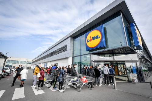 Corsa agli acquisti e i supermercati vendono il 50% in più