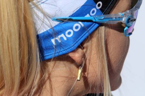 Mondiali di biathlon: Regina Oja in gara con un orecchino-proiettile