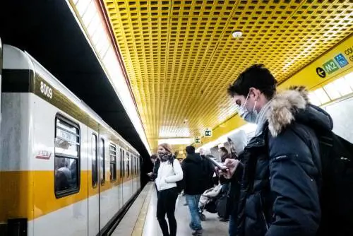 Sulla metro tra starnuti e sospetti