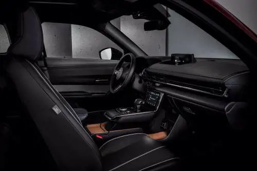 Mazda MX-30 R-EV, l’elettrica con il range extender: guarda le foto