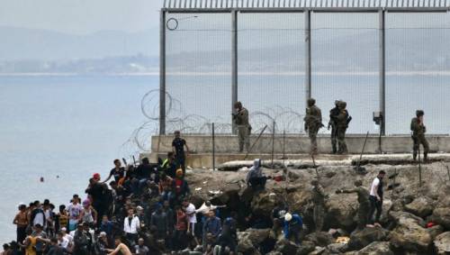 La sinistra spagnola ferma i migranti: 18 morti