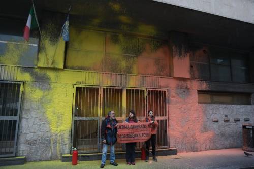 Tornano gli eco-vandali: altra vernice sul Mef a Firenze