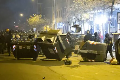 Scontro tra anarchici e polizia al corteo per Cospito a Roma