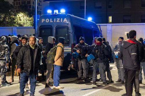 Disordini in via Cagni a Milano: cariche della polizia per disperdere i violenti