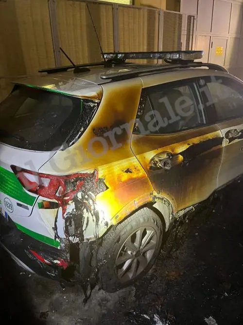 A fuoco le auto della polizia locale a Milano: si indaga negli ambienti anarchici