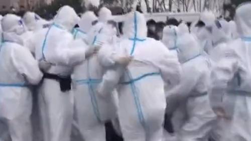 Covid, rinchiusi per settimane: si ribellano, caos in Cina