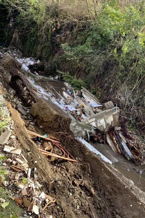 Il maltempo fra crollare un'ala del cimitero: le bare nel torrente