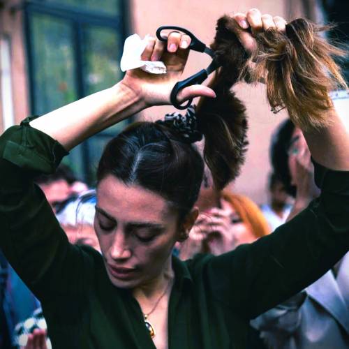 "Dai Rula, tagliati i capelli per le ragazze dell’Iran"
