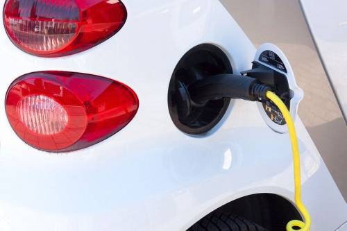 Lo stop alle auto benzina e diesel è un disastro per l'economia italiana